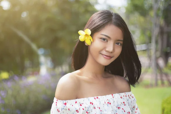 Linda Asiática Cabelo Curto Menina Com Perfeito Bronzeado Pele Sorriso — Fotografia de Stock