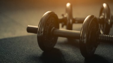 Yoga minderindeki çift dambılın seçmeli odağı