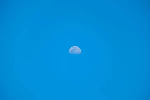 Луна Днем Ясное Небо — стоковое фото
