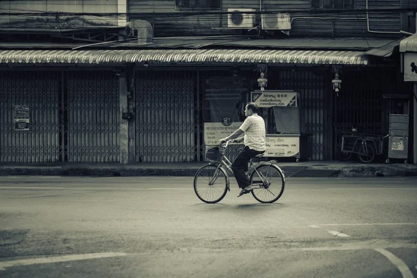 Hatyai Tailândia Fevereiro 2020 Idosos Asiáticos Andando Bicicleta Estrada Uma — Fotografia de Stock