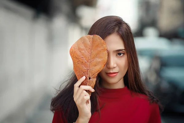 Piękna Azjatka Używa Brązowego Liścia Zakryć Twarz Miała Sobie Czerwoną — Zdjęcie stockowe