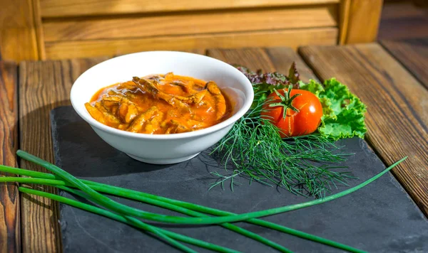 Domates soslu Sprat. Domates soslu balık, yeşil soğan, dereotu, marul ve domates. Atıştırmalık, yemek konsepti. Stok Fotoğraf