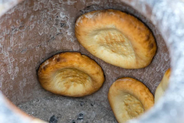 Taze tandır ekmeği. Pita ekmeği fırında. Ulusal Asya yemeği, yemek, ekmek. Tandoor 'da ekmek pişirme manzarasını kapat. Seçici odak.