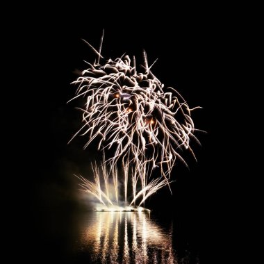 Su yansımalar ile güzel renkli havai fişek. Brno Barajı, Brno şehir-Avrupa. Uluslararası Fireworks Yarışması.