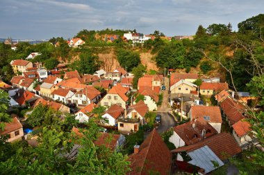 Taş Brno çeyrek geçiyor. Eski bir taş ocağı eski binalarda. Şehrin manzara.