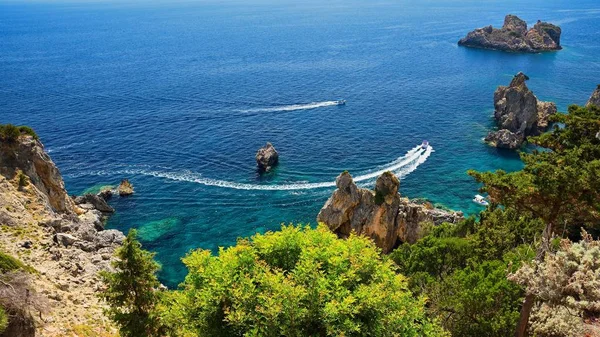 美しいビーチとボート きれいな海湾 観光の概念 夏休み 水泳に最適 パレオカストリッツア コルフ島 ギリシャ — ストック写真
