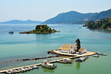 Güzel Vlacherna Manastırı ve fare ada. (Pontikonisi) Corfu - Korfu. Yunanistan. Yaz tatil ve seyahat için güzel renkli ada.