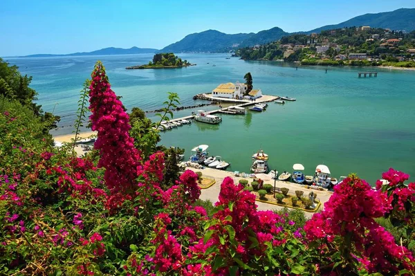 Güzel Vlacherna Manastırı ve fare ada. (Pontikonisi) Corfu - Korfu. Yunanistan. Yaz tatil ve seyahat için güzel renkli ada.