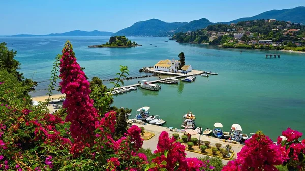 Güzel Vlacherna Manastırı ve fare ada. (Pontikonisi) Corfu - Korfu. Yunanistan. Yaz tatil ve seyahat için güzel renkli ada.