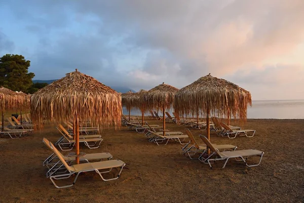 Прекрасное Утро Закат Зонтики Шезлонги Пляже Моря — стоковое фото