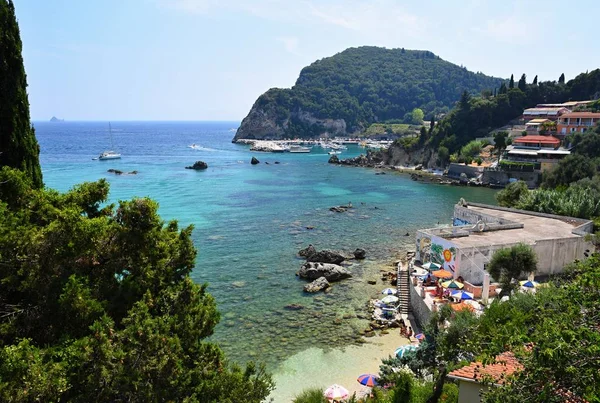 Güzel Paleokastrica plaj manzara Korfu, Korfu, Yunanistan. Yaz tatil ve seyahat için güzel renkli ada.