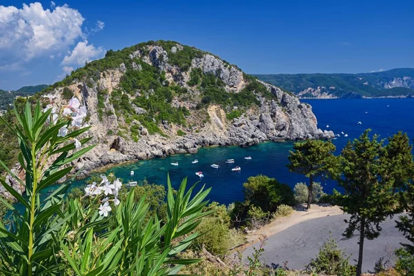 コルフ ギリシャ ケルキラの美しい Paleokastrica の浜辺の風景 — ストック写真