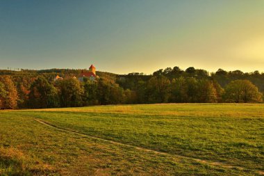 Kale Veveri - City, Brno, Çek Cumhuriyeti - Avrupa. Güzel sonbahar, yatay, castle. Brno Barajı ve altın saat gün batımında. Sonbahar sezonu Ekim.