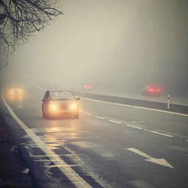 Αυτοκίνητα Στην Ομίχλη Κακό Χειμώνα Και Επικίνδυνη Κυκλοφορία Των Αυτοκινήτων — Φωτογραφία Αρχείου