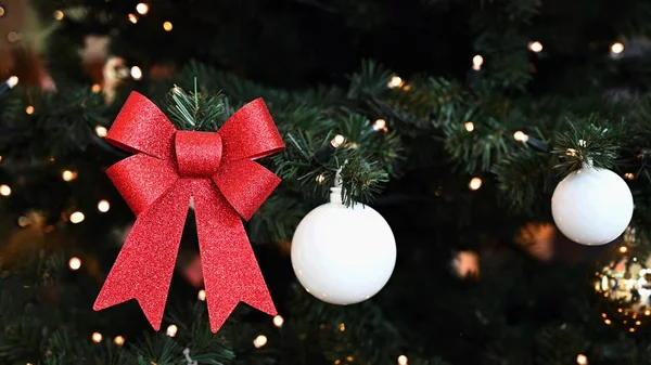 Όμορφα Πολύχρωμα Χριστουγεννιάτικα Στολίδια Χριστουγεννιάτικο Δέντρο Έννοια Για Χειμώνα Και — Φωτογραφία Αρχείου