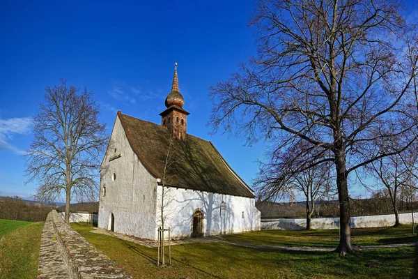 Landschaft Mit Einer Schönen Kapelle Der Nähe Von Schloss Veveri — Stockfoto