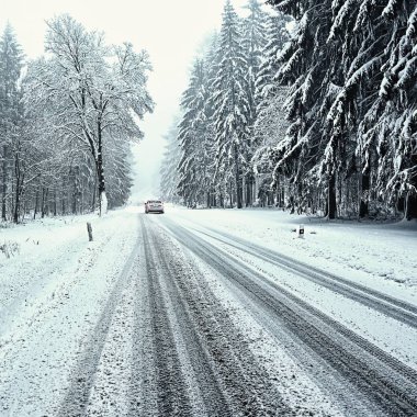 Karlı kış yol araba ile. Kışın dağlarda araba tehlikeli araba. Ulaşım, arabalar ve seyahat için kavram.