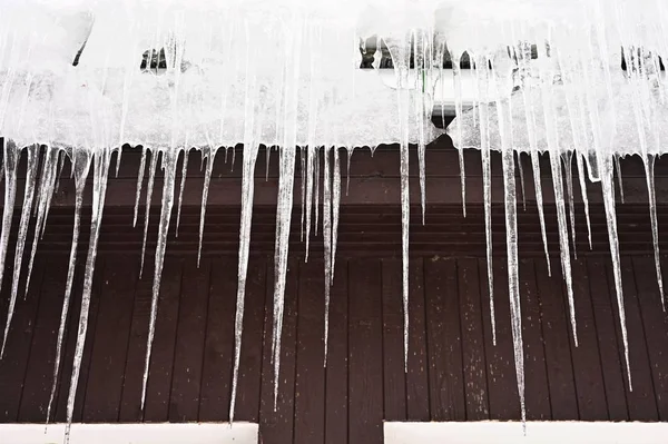 Gyönyörű Jégcsapok Lógtak Ház Tető Télen Koncepció Tél Fagy — Stock Fotó