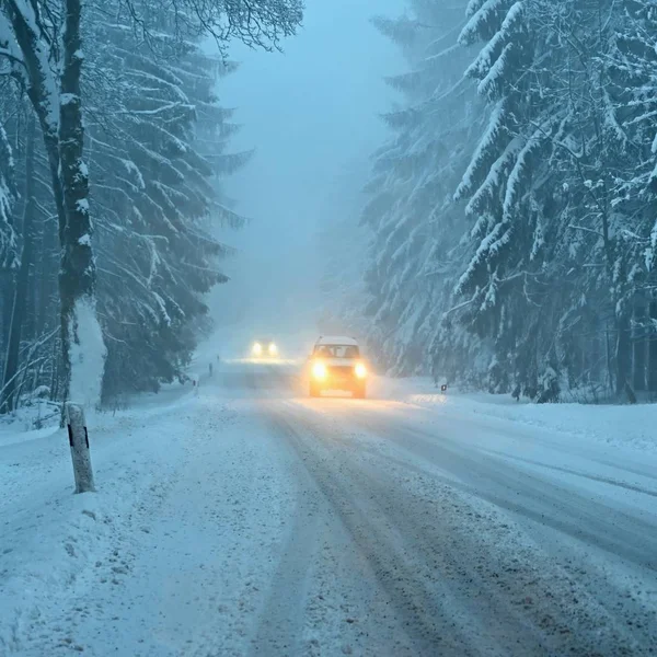 Śnieżna Zima Droga Samochodu Jazda Górach Zimą Niebezpieczne Samochodu Koncepcja — Zdjęcie stockowe