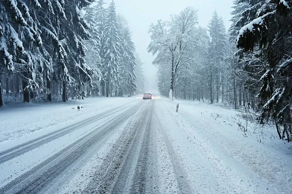 Snowy Winter Road Car Dangerous Car Driving Mountains Winter Concept — Stock Photo, Image