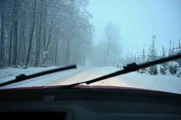 Jazdy Samochodem Zimie Widok Wnętrza Samochodu Zaśnieżonej Drodze Przez Oczy — Zdjęcie stockowe