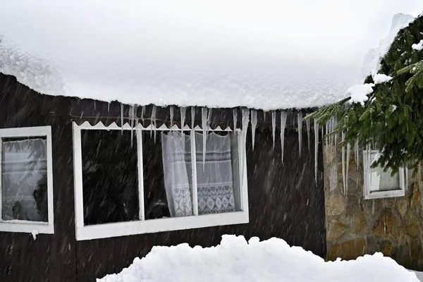 雪に覆われた家 建物と雪で美しい冬の風景概念 — ストック写真