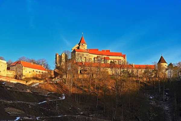 美しい古いチェコ城 Pernstejn 世紀の中間からゴシック様式の城 Nedvedice 南モラヴィア チェコ — ストック写真