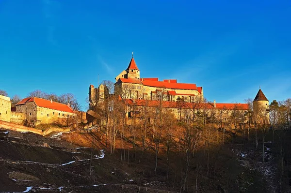 Hermoso Antiguo Castillo Checo Pernstejn Castillo Gótico Mediados Del Siglo —  Fotos de Stock