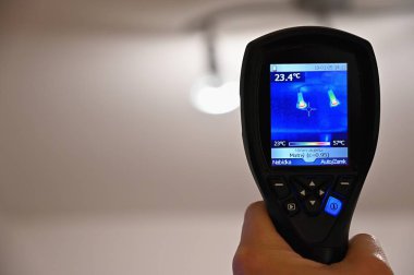 Sıcaklığı kontrol etmek için el termal görüntüleme kamera .