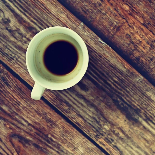 Tasse à café blanche vierge et sale sur un fond en bois — Photo