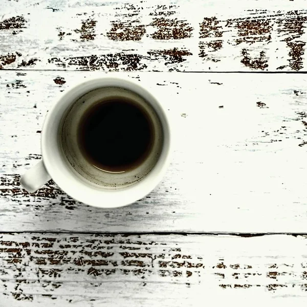 Tasse à café blanche vierge et sale sur un fond en bois — Photo