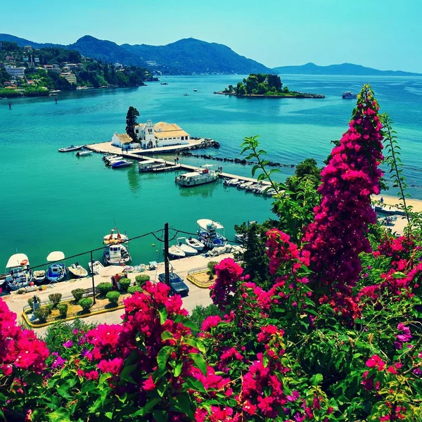 Eiland Corfu. (Kerkyra) Griekenland. Prachtige Vlacherna-klooster en de muis eiland. (Pontikonisi) Prachtige kleurrijke eiland voor de zomer vakantie/vakantie en reizen. — Stockfoto