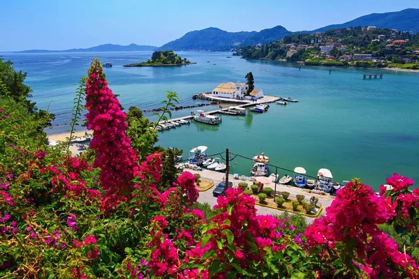 Ilha de Corfu. (Kerkyra) Grécia. Belo Mosteiro de Vlacherna e ilha do rato. (Pontikonisi) Bela ilha colorida para férias de verão / férias e viagens . — Fotografia de Stock