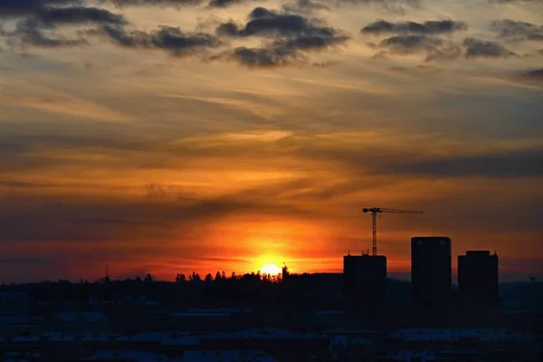 Bau neuer Häuser mit Kran in der Stadt bei Sonnenuntergang. Konzept für Industrie, Bauwesen und Wohnungsbau. — Stockfoto