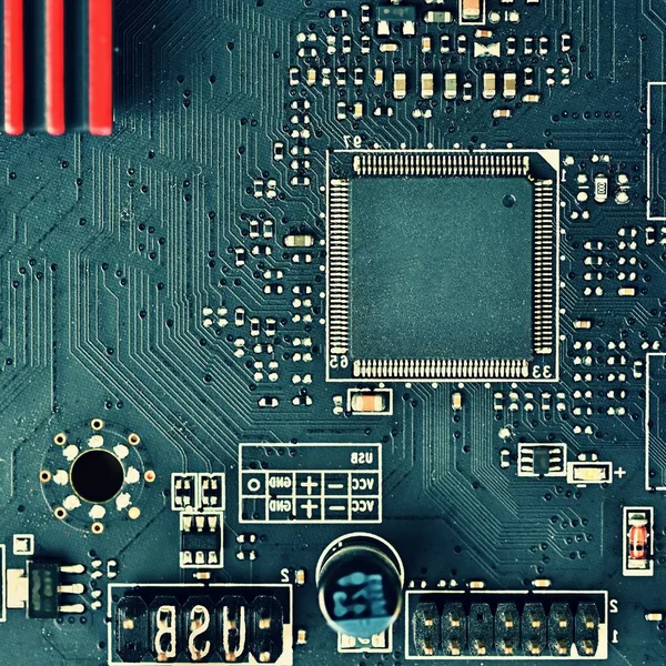 Placa de circuito impreso con componentes eléctricos. Concepto de fondo para la ingeniería eléctrica y la tecnología moderna —  Fotos de Stock