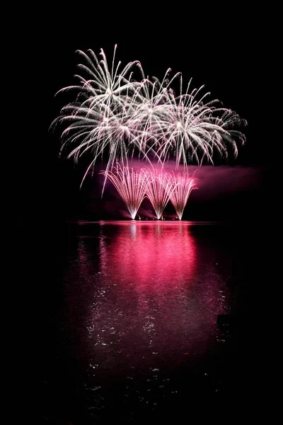 Mooie kleurrijke vuurwerk op het wateroppervlak. Nacht scène. Concept voor vakanties en feesten. — Stockfoto