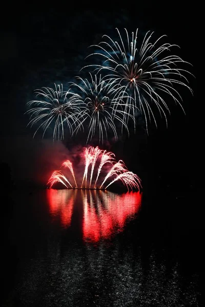 Internationale concurrentie van vuurwerk over het wateroppervlak. Brno dam-Tsjechië-Brno. Prachtige kleurrijke abstracte vuurwerk. Concept voor feesten en feestdagen. — Stockfoto