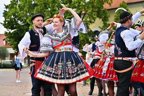 Brno-Bystrc, Republika Czeska, 22 czerwca 2019. Tradycyjna Czeska uczta. Festiwal Folkloru. Dziewczęta i chłopcy tańczą w pięknych kostiumach. Stare święto chrześcijańskie, dzień obfitości, radości i dobrobytu. — Zdjęcie stockowe