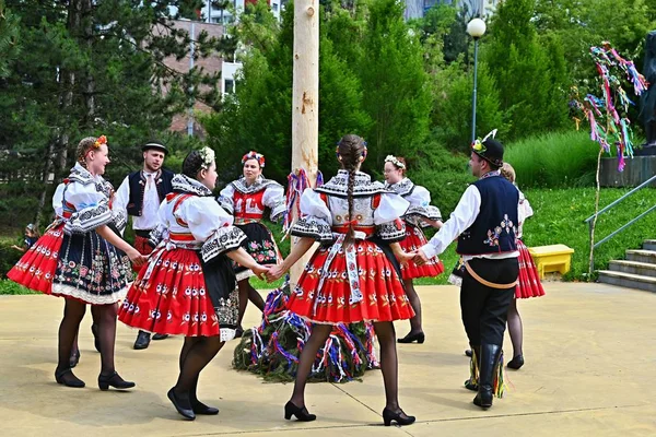 Brno-Bystrc, Česká republika, 22. června 2019. Tradiční Česká slavnost. Folkový festival. Děvčata a chlapci tančí v krásných kostýmech. Starý křesťanský svátek, den hojnosti, radosti a prosperity. — Stock fotografie