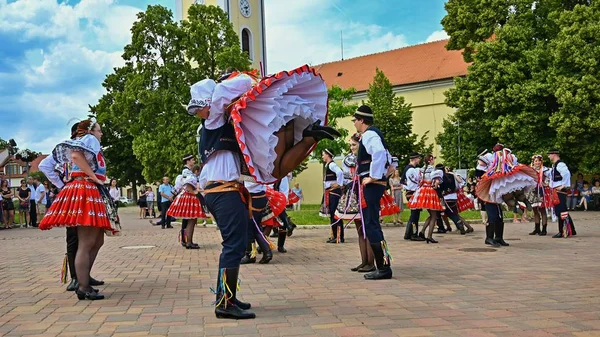 Brno-Bystrc, Česká republika, 22. června 2019. Tradiční Česká slavnost. Folkový festival. Děvčata a chlapci tančí v krásných kostýmech. Starý křesťanský svátek, den hojnosti, radosti a prosperity. — Stock fotografie