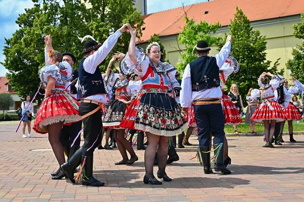 Brno - Bystrc, Çek Cumhuriyeti, 22 Haziran 2019. Geleneksel Çek ziyafeti. Halk Festivali. Güzel kostümler içinde dans eden kızlar ve erkekler. Eski bir Hıristiyan tatili, bolluk, neşe ve bolluk dolu bir gün.