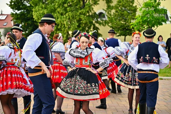 Brno - Bystrc, Czech Republic, June 22, 2019. Traditional Czech feast. Folk Festival. Girls and boys dancing in beautiful costumes. An old Christian holiday, a day of abundance, joy and prosperity. — Stock Photo, Image