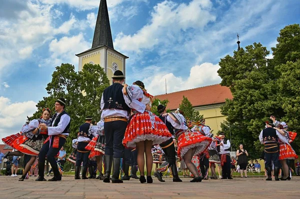 Brno-Bystrc, Česká republika, 22. června 2019. Tradiční Česká slavnost. Folkový festival. Děvčata a chlapci tančí v krásných kostýmech. Starý křesťanský svátek, den hojnosti, radosti a prosperity. — Stock fotografie