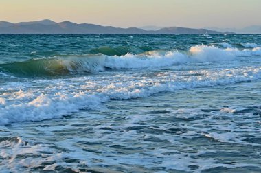Deniz ve dalgalar ile güzel günbatımı. Doğal renkli arka plan. Yaz ve deniz tatili için konsept. Yunanistan-Kos Adası.