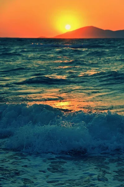 Закат с морем и волнами. Естественный красочный фон. Концепция летнего и морского отдыха. Греция - остров Кос . — стоковое фото
