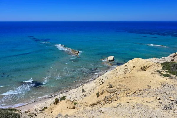 Пляж с морем на туристическом курорте. Греческий остров Кос. Концепция летнего отдыха. Естественный красочный фон . — стоковое фото