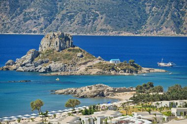 Turist Resort deniz ile güzel plaj. Yunanistan Adası Istanköy. Yaz tatili için güzel bir kavram. Doğal renkli arka plan.
