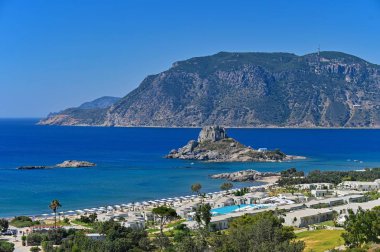 Turist Resort deniz ile güzel plaj. Yunanistan Adası Istanköy. Yaz tatili için güzel bir kavram. Doğal renkli arka plan.