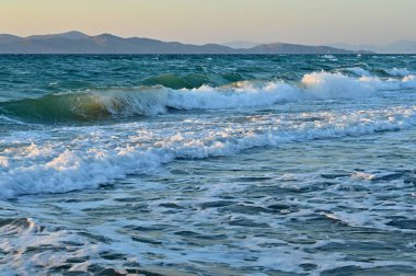 Deniz ve dalgalar ile güzel günbatımı. Doğal renkli arka plan. Yaz ve deniz tatili için konsept. Yunanistan-Kos Adası.