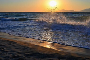 Deniz ve dalgalar ile güzel günbatımı. Doğal renkli arka plan. Yaz ve deniz tatili için konsept. Yunanistan-Kos Adası.